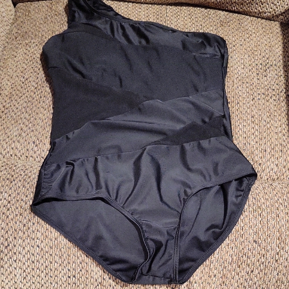 Black One-Shoulder Swimsuit